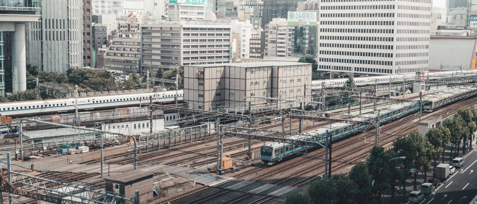都市の駅を発着する列車